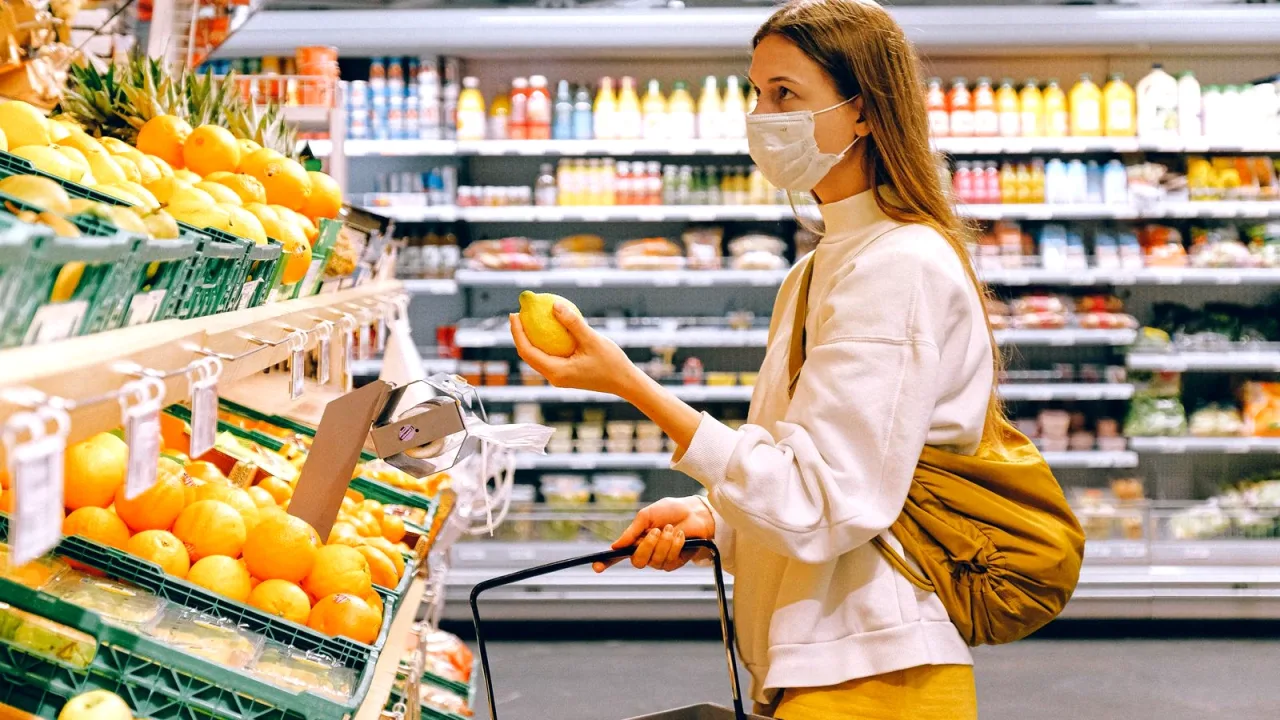 Market koridorunda alışveriş yapan kişi